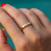 anillo de aro liso con perla